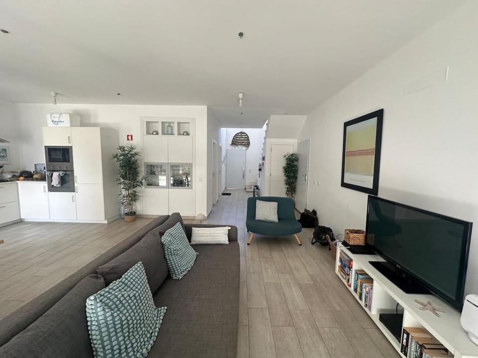 Communal lounge/ TV room, TV and multimedia, Kitchen or kitchenette, Living room, Seating area, oven