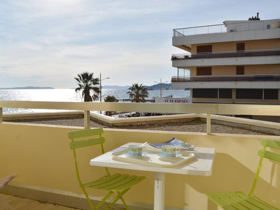 Studio bord de plage avec 4 couchages, parking et tennis - FR-1-251-263 Apartment in Le Lavandou