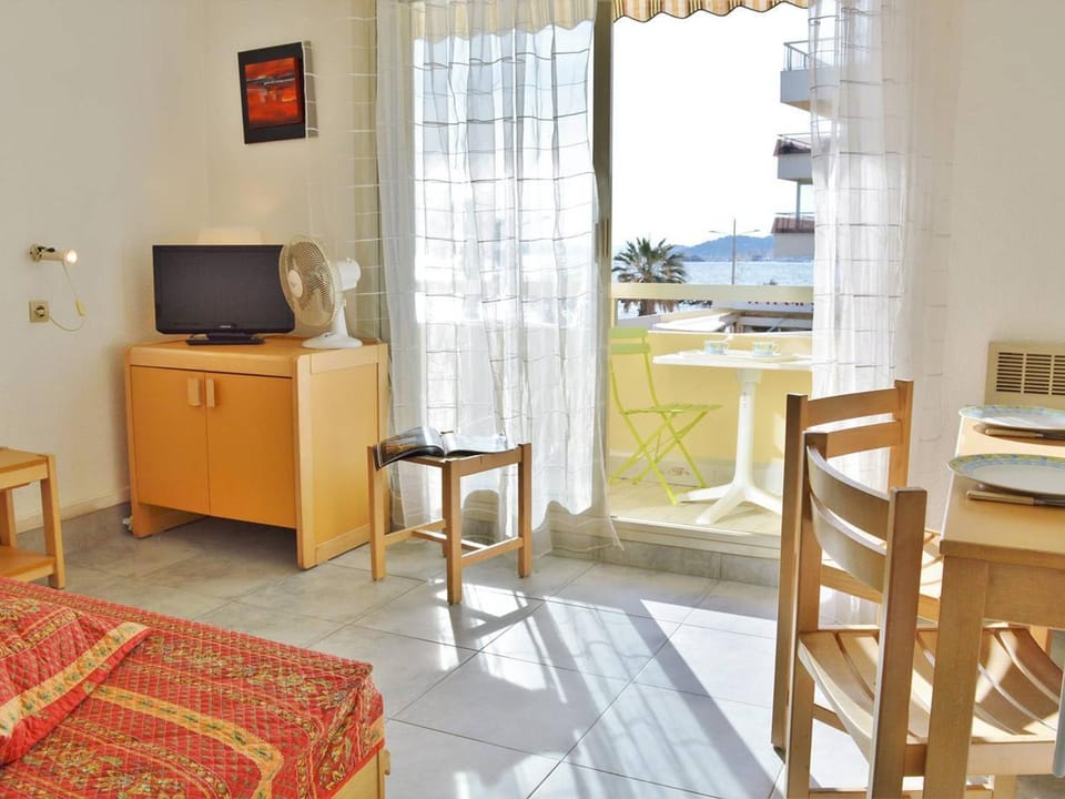 Studio bord de plage avec 4 couchages, parking et tennis - FR-1-251-263 Apartment in Le Lavandou