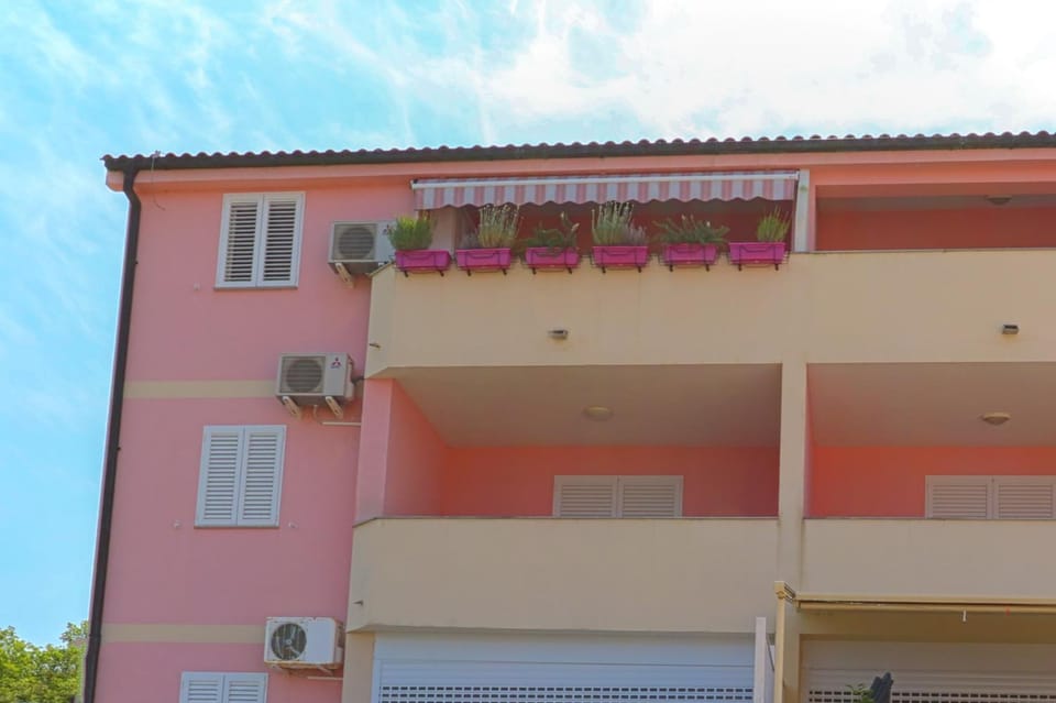 Facade/entrance, Balcony/Terrace