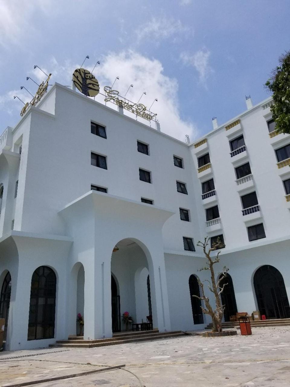Facade/entrance