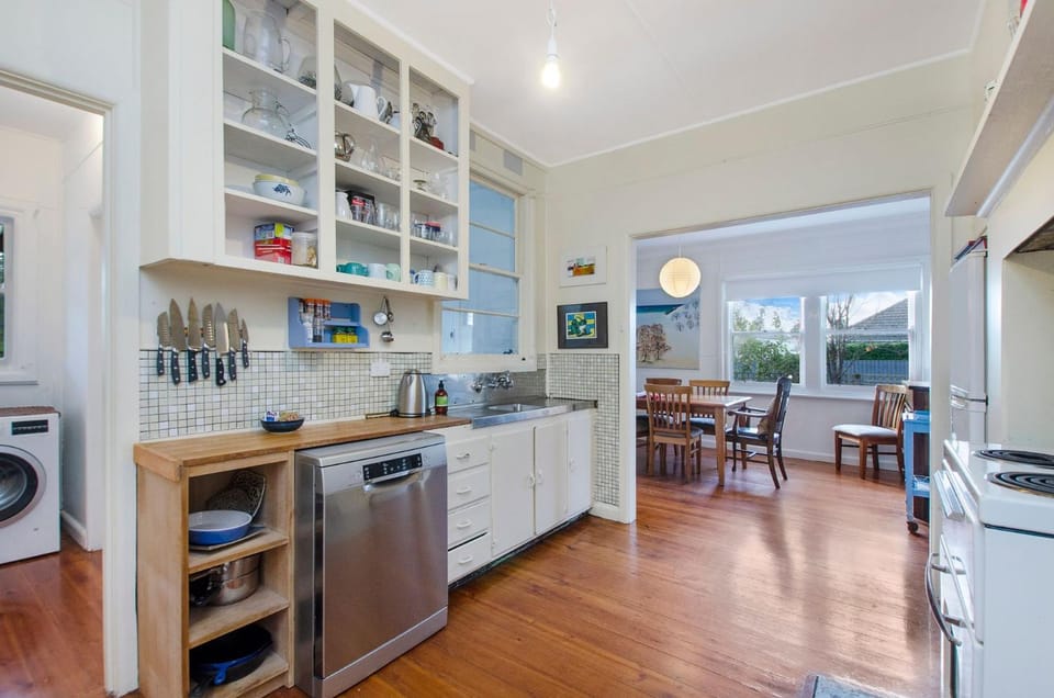 Dining area, dishwasher, oven, pet friendly, stove, toaster