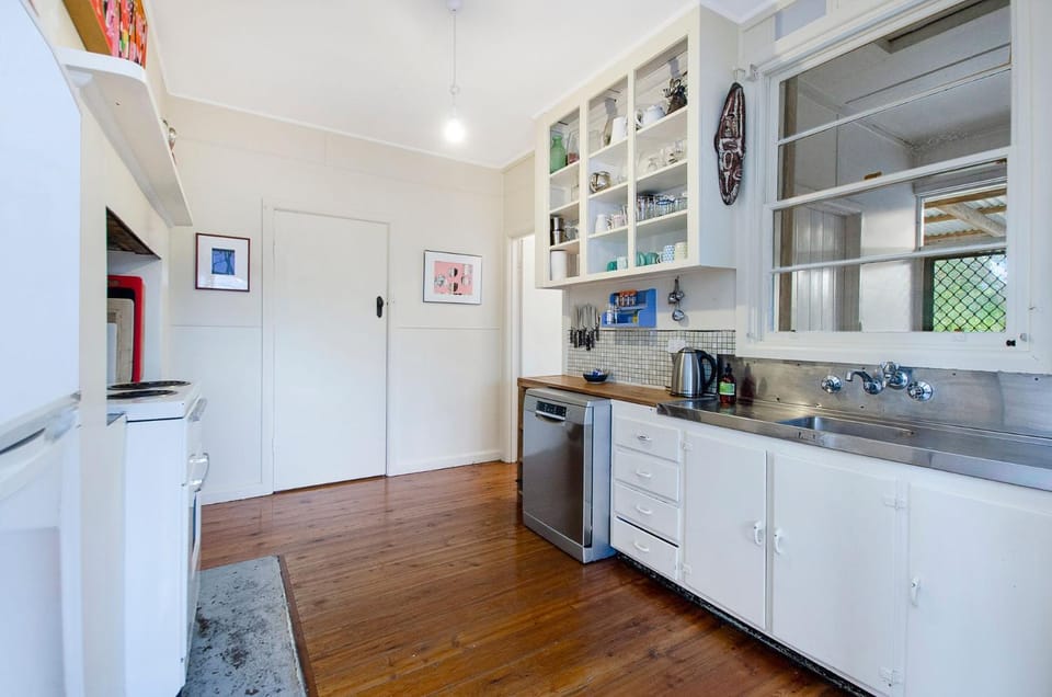 Kitchen or kitchenette, dishwasher, oven, pet friendly, stove
