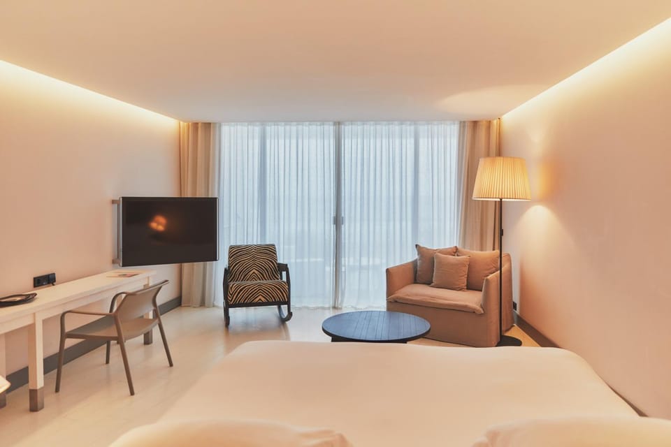 Bed, TV and multimedia, Seating area, Bedroom