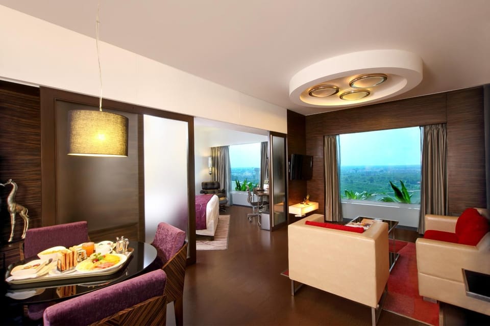 TV and multimedia, Living room, Decorative detail, Seating area, Bedroom