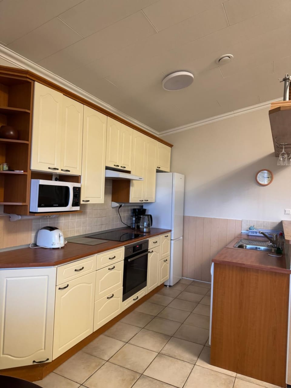 Coffee/tea facilities, Kitchen or kitchenette, dishwasher, oven, stove, toaster