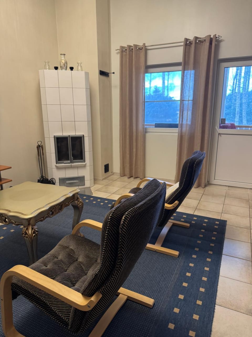 Seating area, fireplace