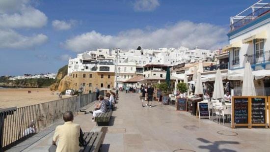Restaurant/places to eat, Supermarket/grocery shop, Shopping Area