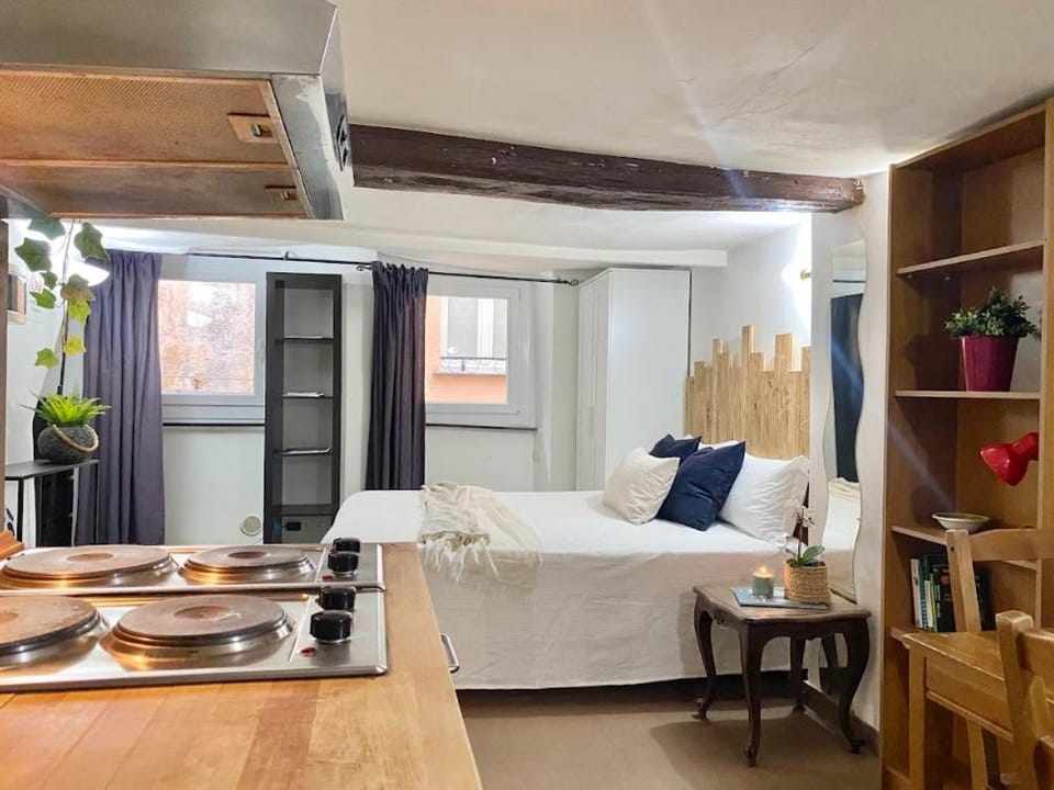 Bed, Living room, Seating area, kitchen