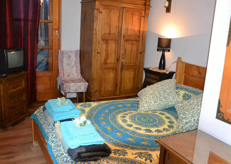 Bed, Photo of the whole room, towels, wardrobe