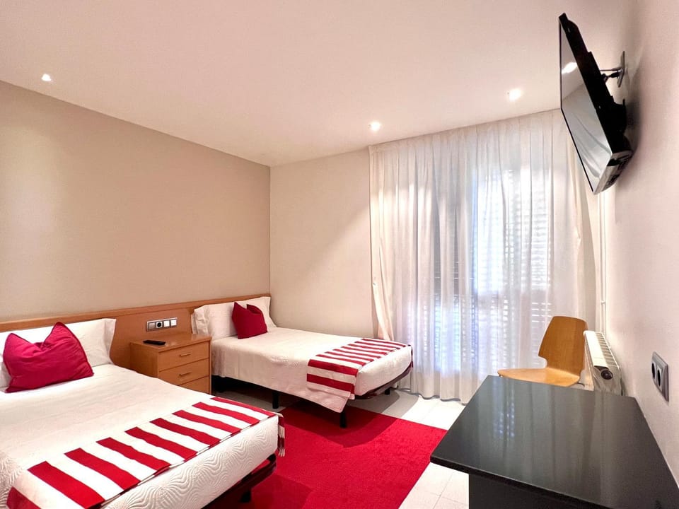 Bed, TV and multimedia, Photo of the whole room, towels