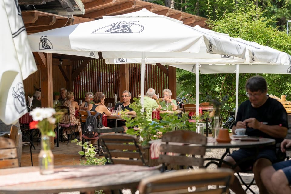 Restaurant/places to eat, Day, Garden, Food and drinks, Banquet/Function facilities, Food, Guests, Drinks