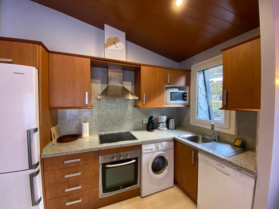 Coffee/tea facilities, dishwasher, minibar, pet friendly, washing machine
