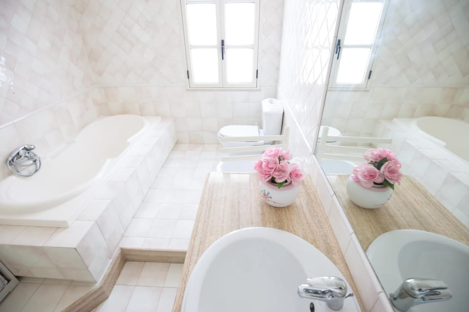 Toilet, Bath, bidet, towels