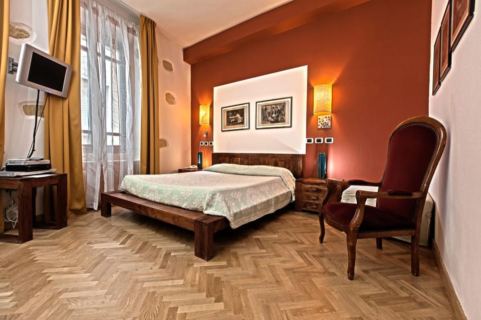 Toilet, Bathroom, TV and multimedia, Decorative detail, Decorative detail, Bedroom