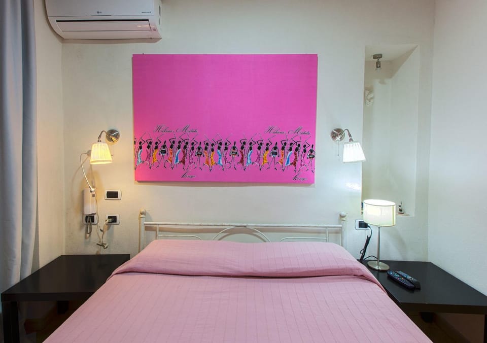 Toilet, Bathroom, TV and multimedia, Decorative detail, Decorative detail, Bedroom