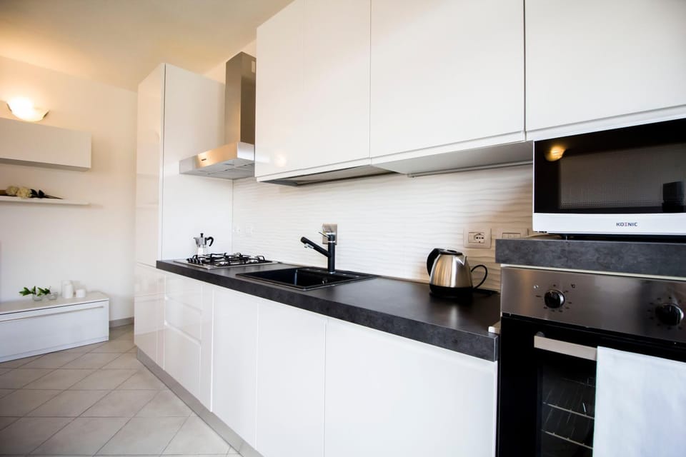 Kitchen or kitchenette, Dining area, minibar, stove