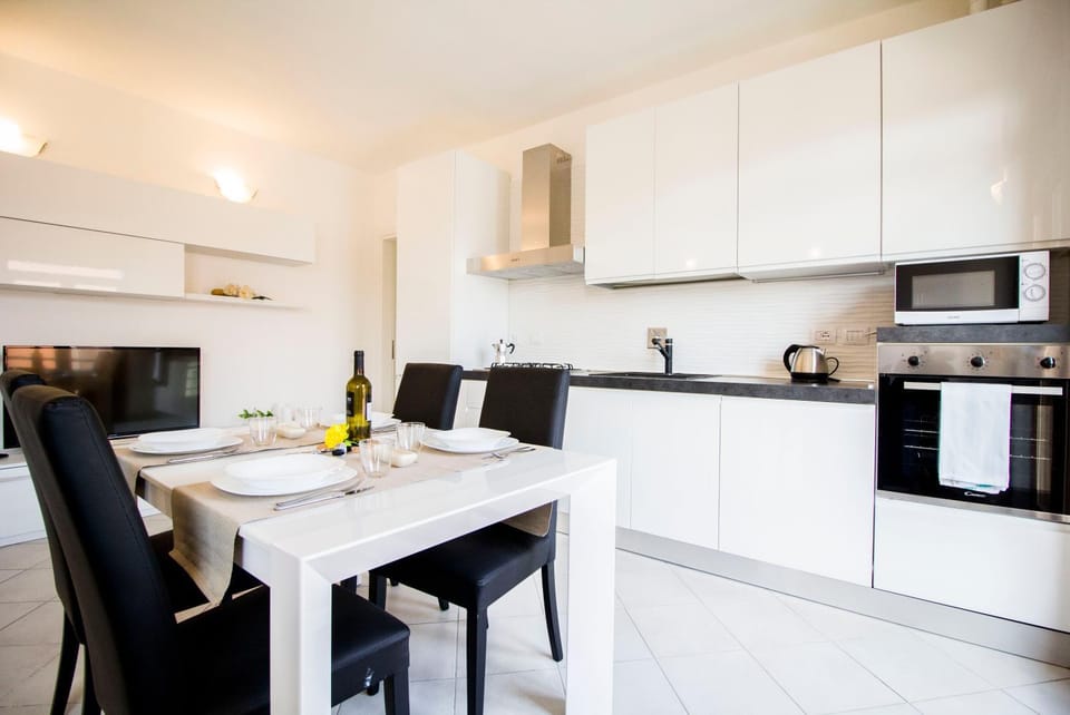 TV and multimedia, Coffee/tea facilities, Kitchen or kitchenette, Living room, Seating area, Dining area, oven, stove