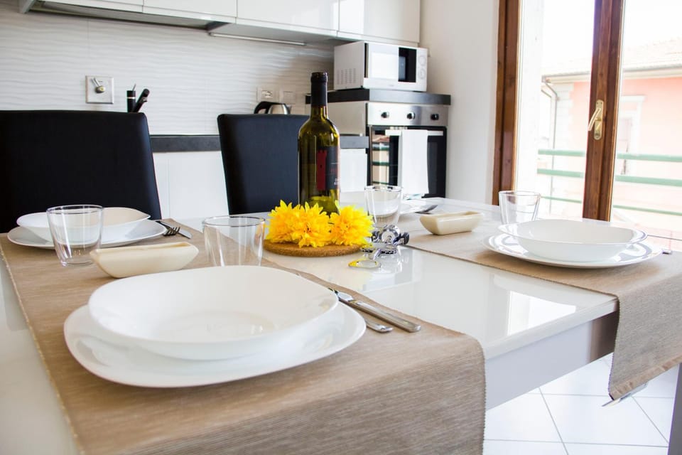 TV and multimedia, Balcony/Terrace, Kitchen or kitchenette, Living room, Food and drinks, Dining area, Food, oven, stove