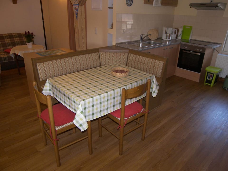 Kitchen or kitchenette, Living room, Seating area, Dining area