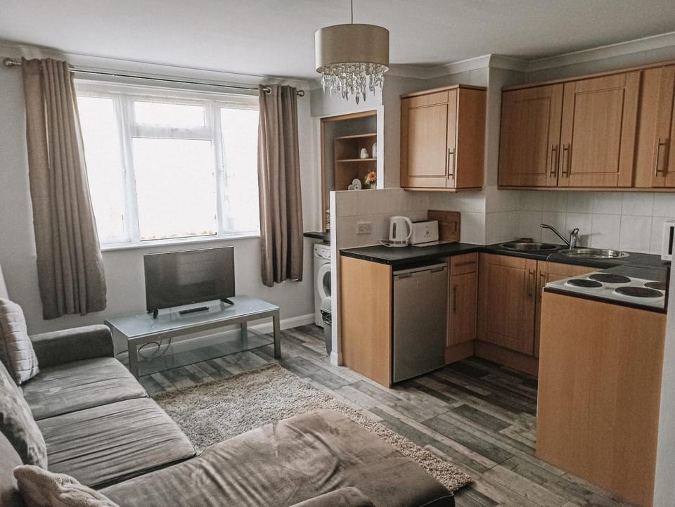 Esplanade Court Apartment with communal seasonal heated pool Apartment in Paignton