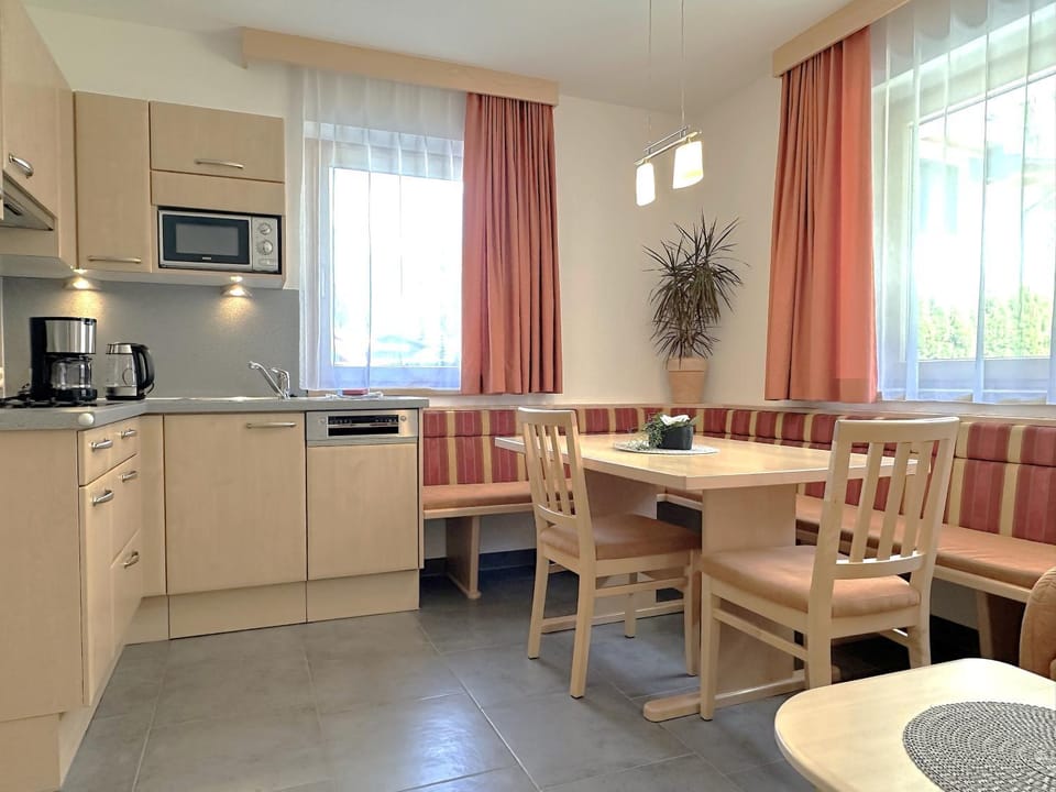 Kitchen or kitchenette, Dining area, stove