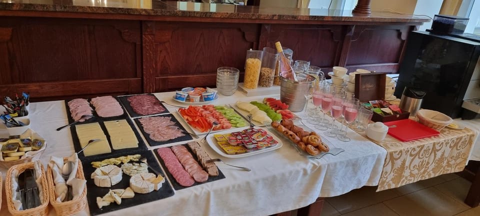 Food and drinks, Food, Breakfast, Continental breakfast, Buffet breakfast, Drinks