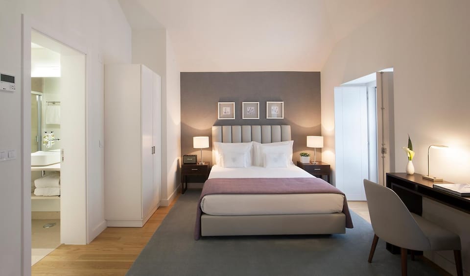 Shower, Toilet, Bed, Bathroom, Bedroom