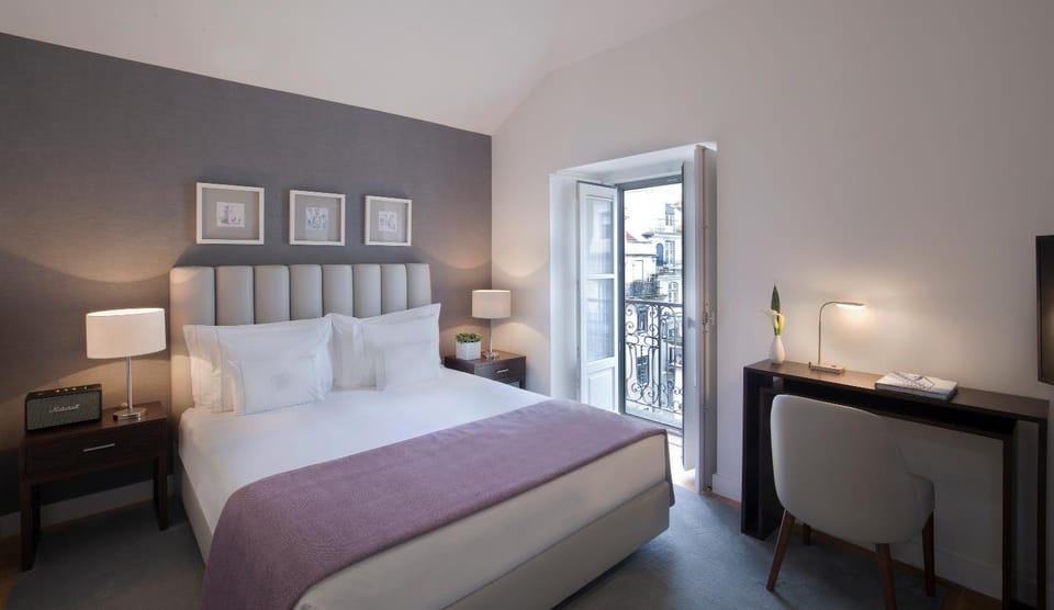 Seating area, Bedroom, City view, Street view