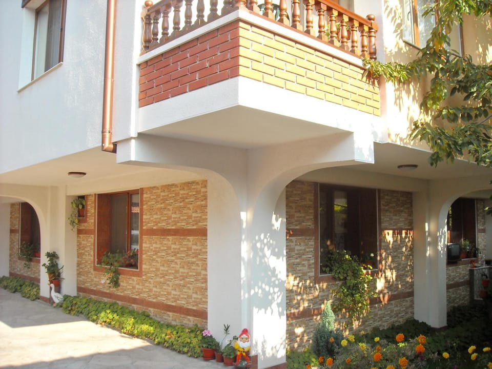 Property building, Patio, Facade/entrance