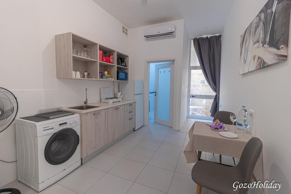 Kitchen or kitchenette, Dining area, minibar, oven, stove, air conditioner
