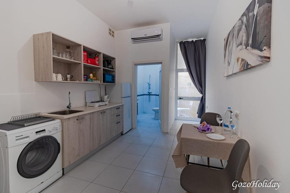 Kitchen or kitchenette, washing machine, air conditioner