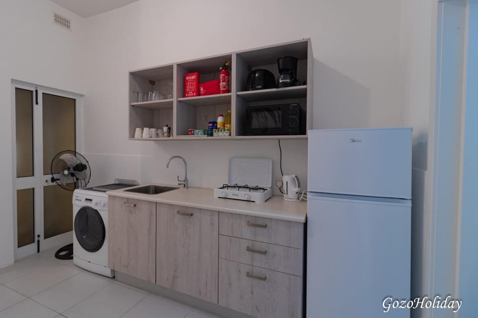 Kitchen or kitchenette, oven, washing machine