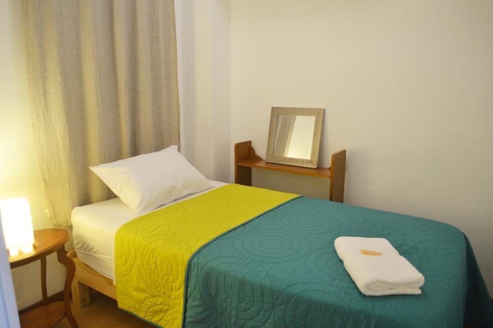 Nearby landmark, Staff, Staff, Communal lounge/ TV room, Bed, TV and multimedia, Lobby or reception, Bedroom, Communal kitchen, Breakfast, Continental breakfast, locker, locker, towels