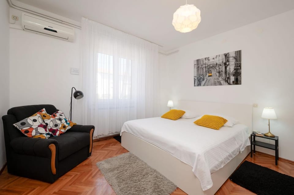 Bed, Seating area, Bedroom, air conditioner