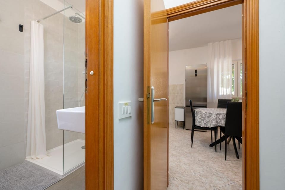 Bathroom, Dining area
