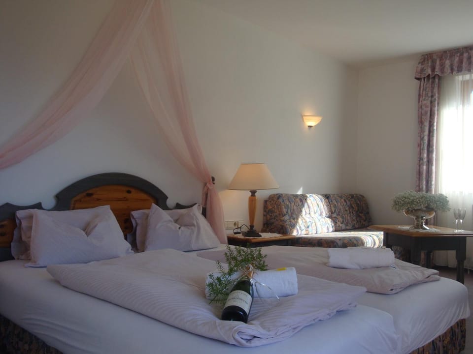 Bed, Seating area