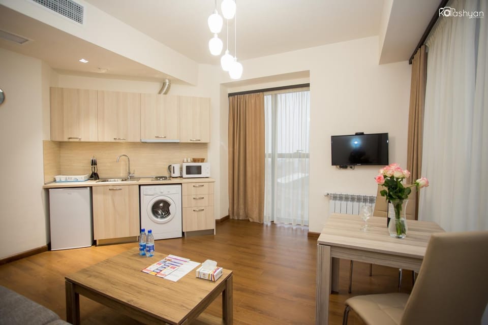 Kitchen or kitchenette, Living room, Seating area, Dining area
