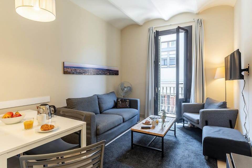 TV and multimedia, Living room, Seating area, Dining area