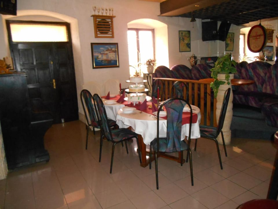 Restaurant/places to eat, Restaurant/places to eat