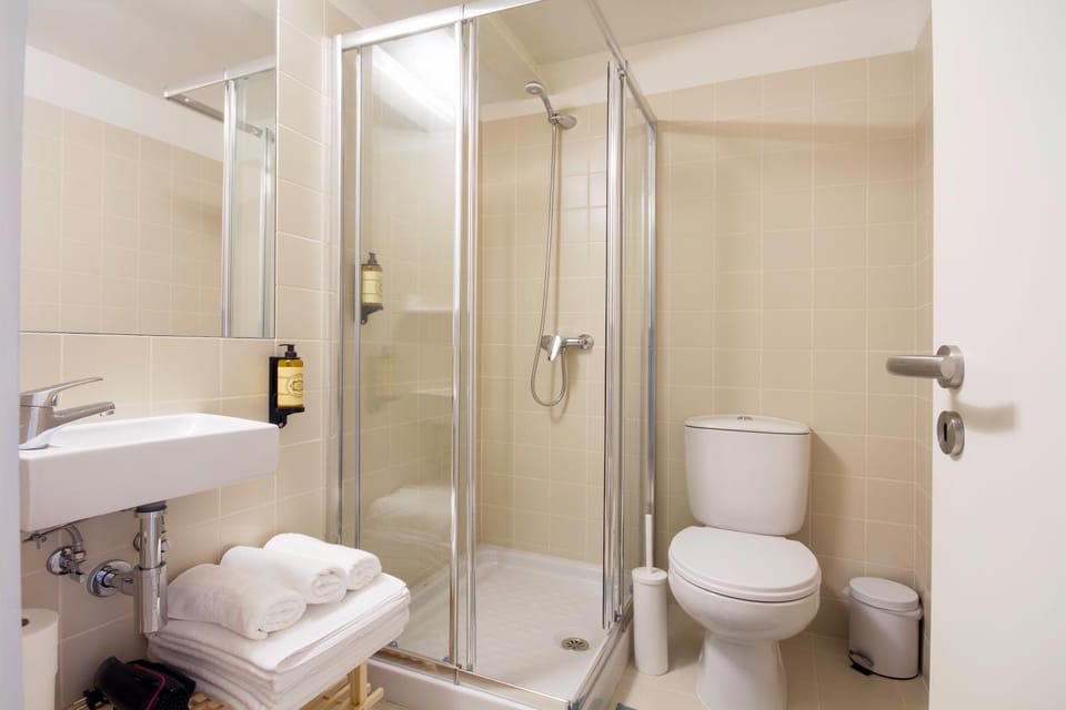 Shower, Toilet, Bathroom, towels