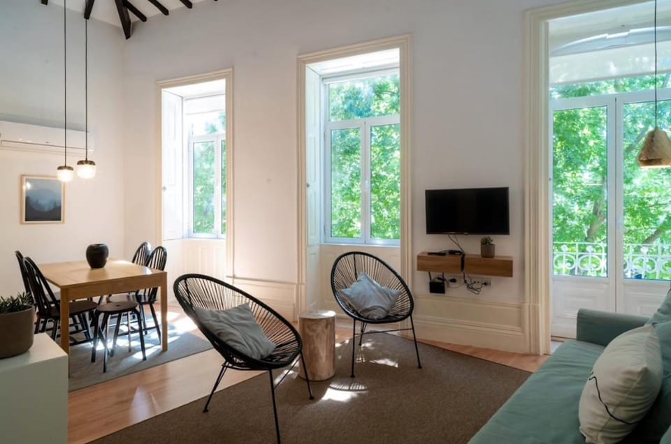 Communal lounge/ TV room, TV and multimedia, View (from property/room), Decorative detail, Seating area, Dining area, air conditioner