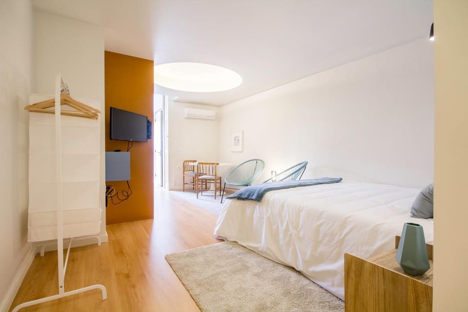 Bed, TV and multimedia, Living room, Bedroom, Garden view, air conditioner