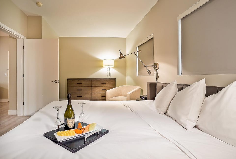 Food and drinks, Bedroom, Drinks