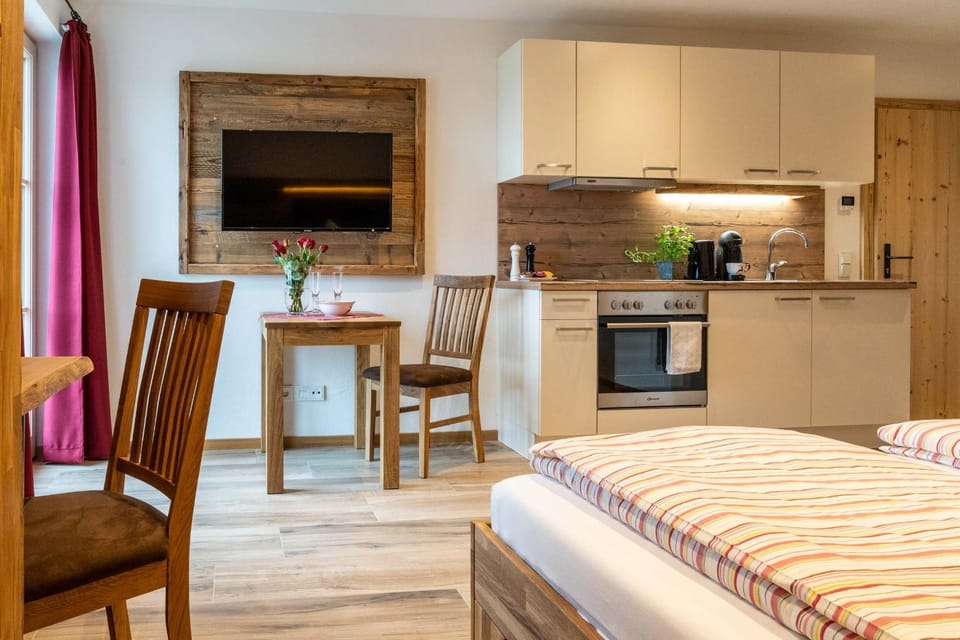 Kitchen or kitchenette, Seating area, Dining area