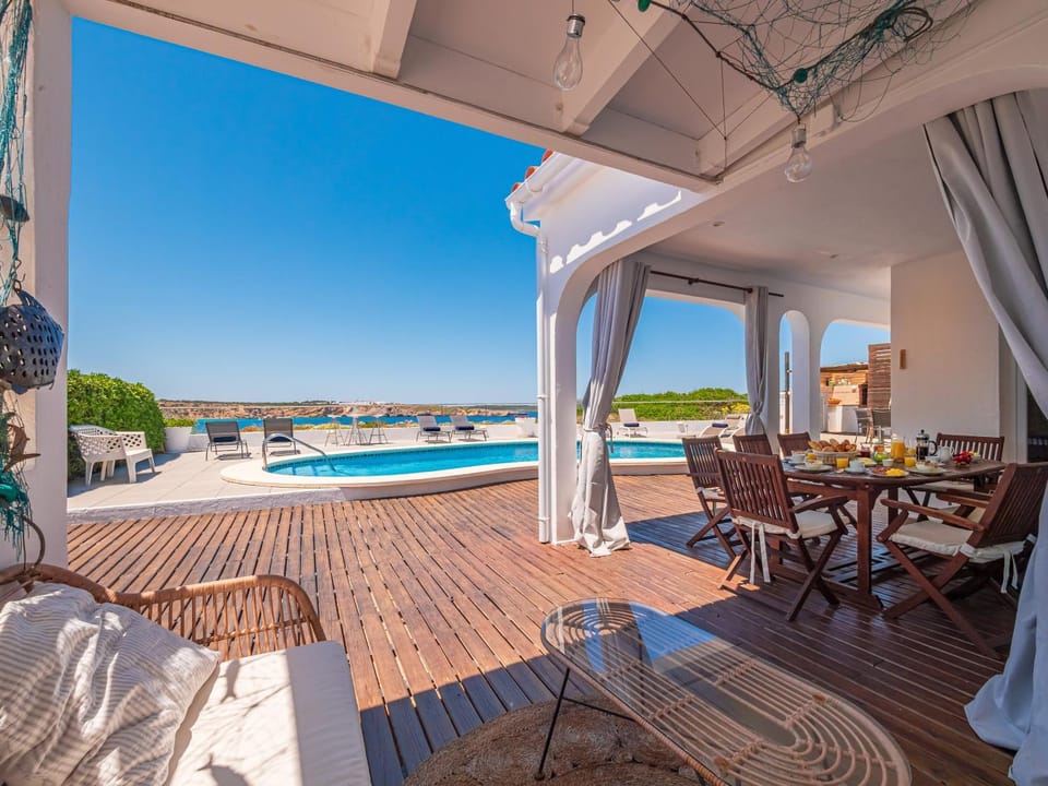 Dining area, Sea view, Swimming pool