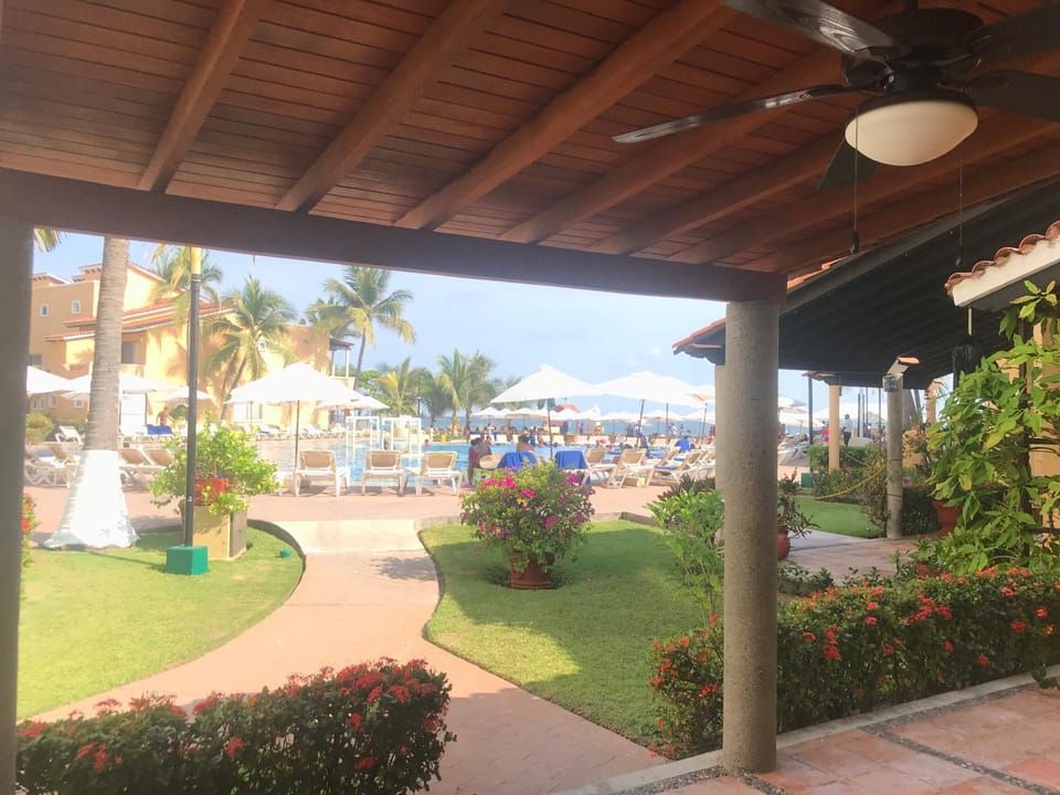 Restaurant/places to eat, Balcony/Terrace, Swimming pool