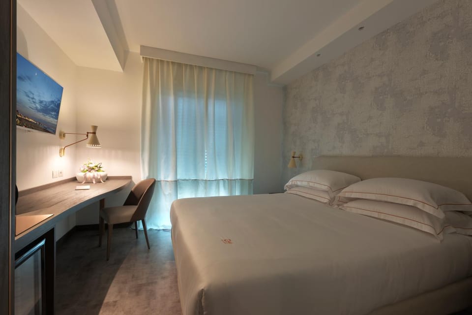 TV and multimedia, Photo of the whole room, Bedroom