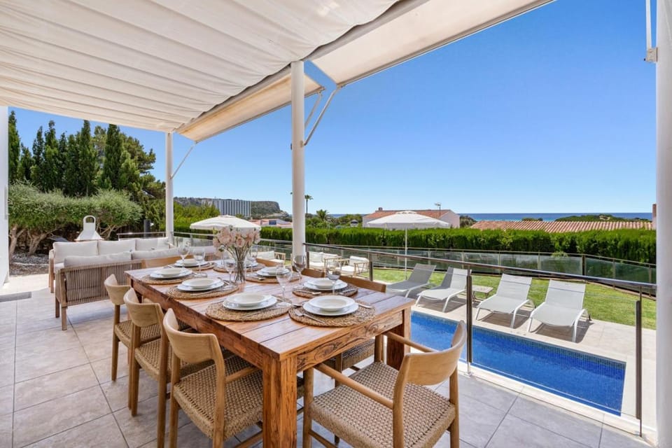 View (from property/room), Balcony/Terrace, Dining area, Pool view