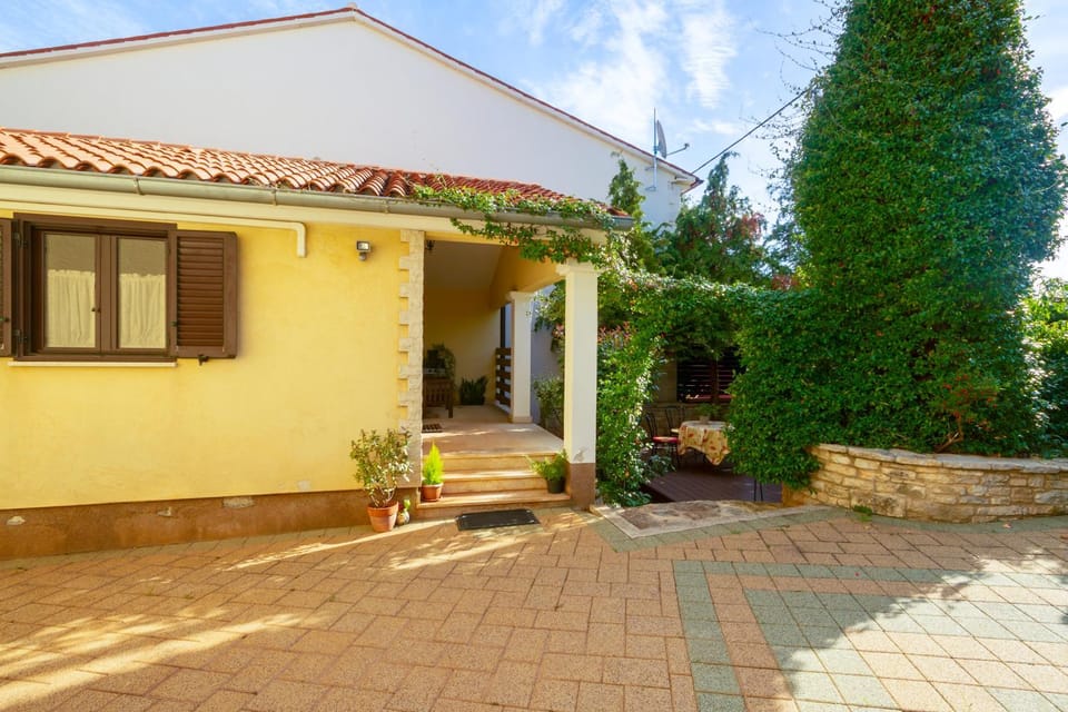 Property building, Facade/entrance, Garden view